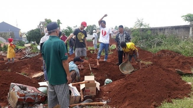 Pemindahan makam di TPU Bambu Apus akibat proyek jalan tol cinere-serpong. (Suara.com/Novian A)