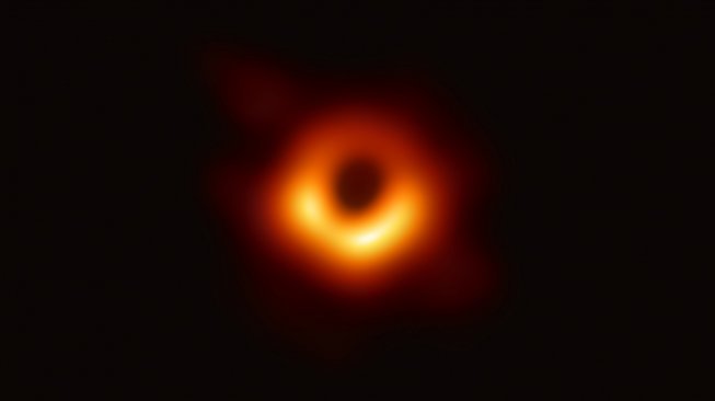 Foto lubang hitam di Galaksi M87, yang berjarak 50 juta tahun cahaya dari Bumi, dirilis pada Rabu (10/4/2019). [AFP/European Southern Observatory]