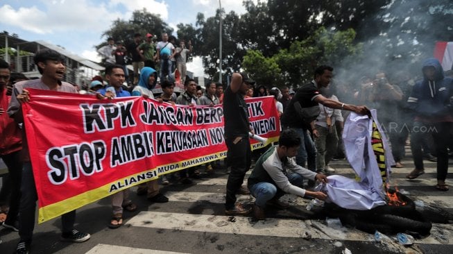 Massa yang mengatasnamakan dari Aliansi Pemuda Pengawas KPK terlibat bentrok dengan polisi saat berunjuk rasa di depan Gedung KPK, Jakarta, Kamis (11/4). [Suara.com/Muhaimin A Untung]