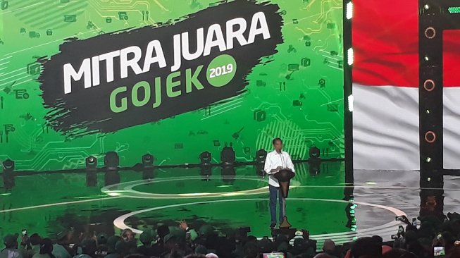 Presiden Joko Widodo atau Jokowi berpidato dalam acara yang digelar Gojek di Ancol, Jakarta Utara, Kamis malam (11/4/2019). [Suara.com/Ummi Hadyah Saleh]