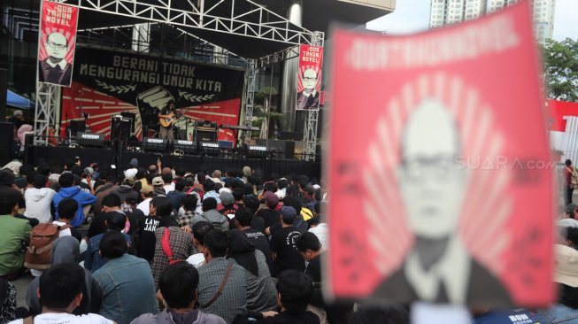 Mahasiswa mendeklarasikan hari teror pemberantasan korupsi pada peringatan dua tahun kasus kekerasan yang menimpa Novel di depan gedung KPK, Jakarta, Kamis (11/4). [Suara.com/Muhaimin A Untung]