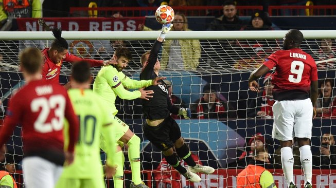 Kiper Barcelona Marc-Andre Ter Stegen melakukan penyelamatan saat pertandingan sepak bola perempat final leg pertama Liga Champions antara Manchester United melawan Barcelona Old Trafford, Manchester, Inggris, kamis (11/4) dini hari WIB. [Oli SCARFF / AFP]