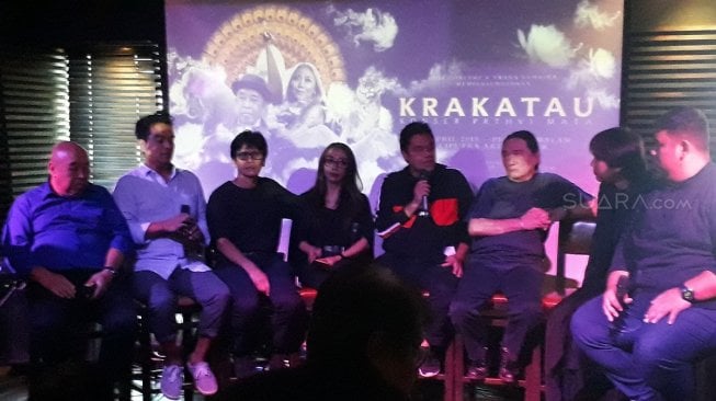 Band Krakatau di kawasan SCBD, Rabu (10/4/2019). [Ismail/Suara.com] 