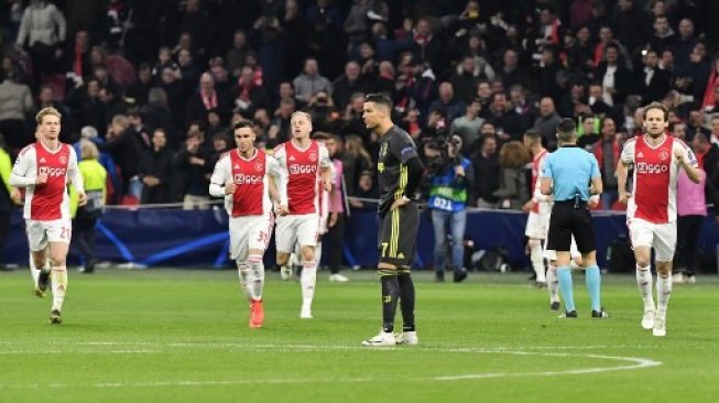 Reaksi bintang Juventus Cristiano Ronaldo setelah Ajax mencetak gol penyama saat laga Liga Champions di Juventus di Johan Cruijff ArenA in Amsterdam. EMMANUEL DUNAND / AFP 