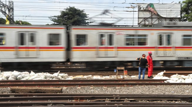 Suasana di jalur rel kereta di Jatinegara, Jakarta, Kamis (11/4). [Suara.com/Muhaimin A Untung]