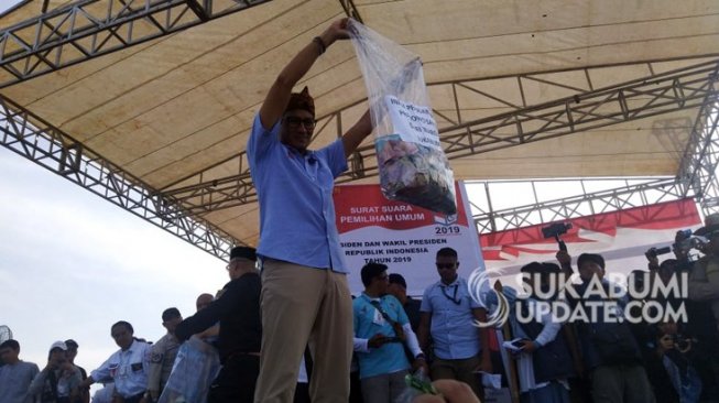 Kampanye di Sukabumi, Sandiaga Dapat 2 Kantong Plastik Berisi Uang