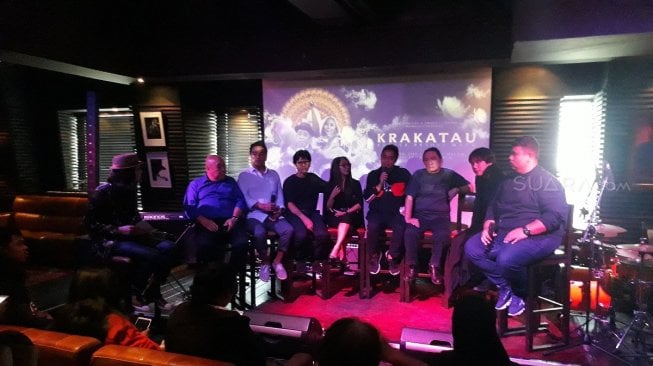 Band Krakatau di kawasan SCBD, Rabu (10/4/2019). [Ismail/Suara.com] 