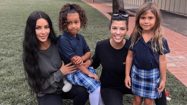 Putri Kourtney Kardashian Pakai Selop Jutaan Rupiah ke Sekolah.  (Instagram/@kimkardashian)