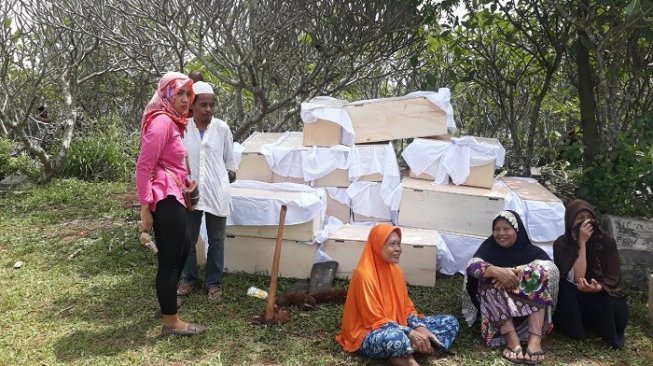 Pemindahan makam di TPU Bambu Apus akibat proyek jalan tol cinere-serpong. (Suara.com/Novian A)