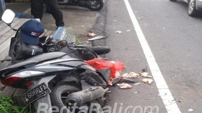 Diduga Ugal-Ugalan di Jalan, Pemotor Nyaris Tewas Tabrak Truk di Abiansemal