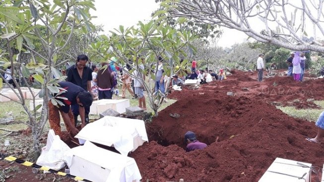 Pemindahan makam di TPU Bambu Apus akibat proyek jalan tol cinere-serpong. (Suara.com/Novian A)