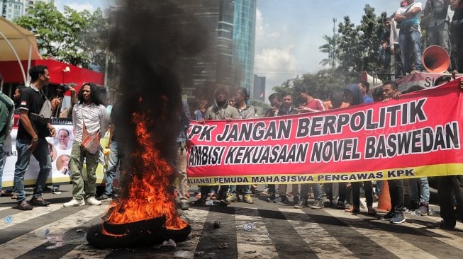 Massa yang mengatasnamakan dari Aliansi Pemuda Pengawas KPK terlibat bentrok dengan polisi saat berunjuk rasa di depan Gedung KPK, Jakarta, Kamis (11/4). [Suara.com/Muhaimin A Untung]