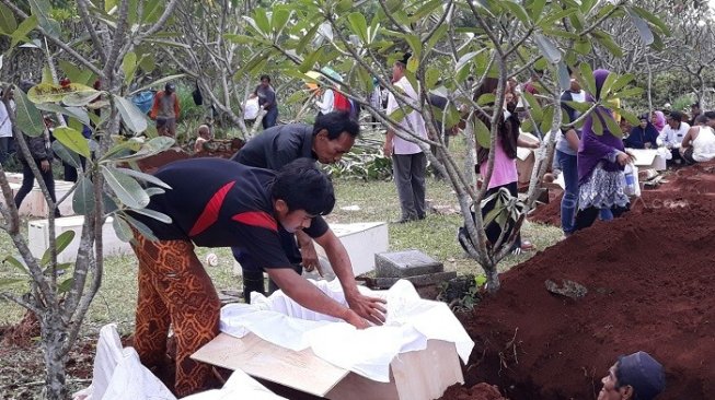 Pemindahan makam di TPU Bambu Apus akibat proyek jalan tol cinere-serpong. (Suara.com/Novian A)