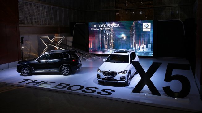 Display BMW X5 terbaru dalam dua warna kontras [BMW Indonesia].