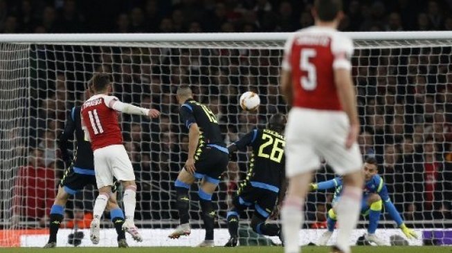 Tendangan pemain Arsenal Lucas Torreira (kanan) masuk ke gawang Napoli setelah sempat mengenai kaki Kalidou Koulibaly dalam laga di Emirates Stadium. (Ian KINGTON / IKIMAGES / AFP)