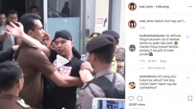 Ahmad Dhani terlibat dorong-dorongan dengan sejumlah orang usai sidang di Pengadilan Negeri Surabaya, Kamis (11/4/2019). [instagram/mak_lamis]