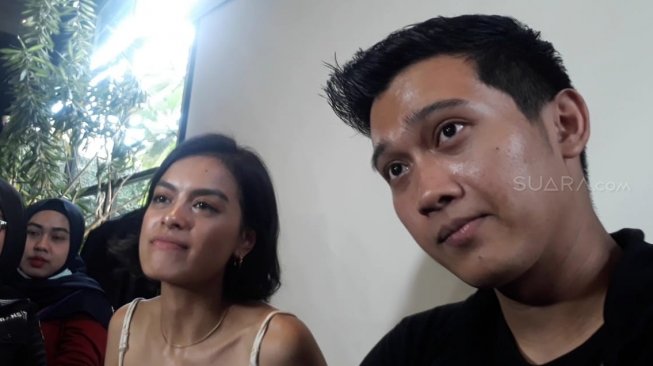 Eva Celia bersama pacar, Demas Narawangsa. [Sumarni/Suara.com]