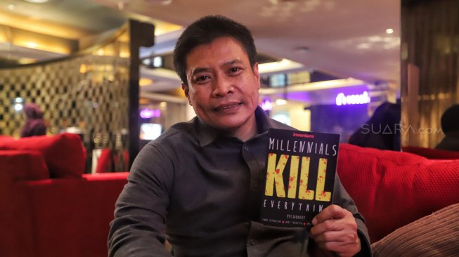 Pengamat Marketing/branding sekaligus Penulis Buku, Yuswohady berpose saat ditemui di Jakarta, Kamis (11/4). [Suara.com/Muhaimin A Untung]