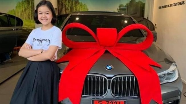 Usia 12 Tahun, Gadis Ini Sukses Jadi MUA dan Bisa Beli BMW Sendiri