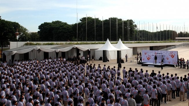 Badan Pengawas Pemilu (Bawaslu) menggelar apel patroli pengawasan di Lapangan Banteng, Jakarta, Jumat (12/4). [Suara.com/Arief Hermawan P]