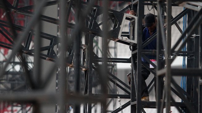 Pekerja menyelesaikan pembangunan panggung jelang kampanye akbar pasangan Capres Joko Widodo-Ma'ruf Amin di Gelora Bung Karno (GBK), Jakarta, Jumat (12/4). [Suara.com/Arief Hermawan P]