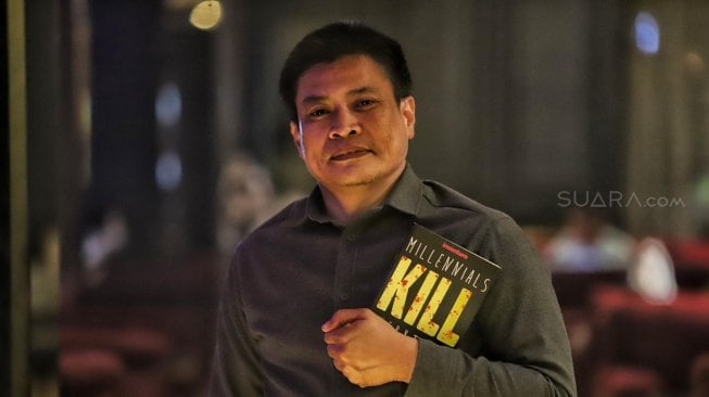 Pengamat Marketing/branding sekaligus Penulis Buku, Yuswohady berpose saat ditemui di Jakarta, Kamis (11/4). [Suara.com/Muhaimin A Untung]