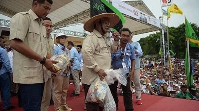 Plastik Isi Uang Terus Mengalir, Kali Ini Buat Prabowo Subianto