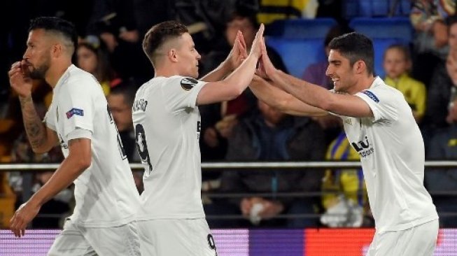 Gelandang Valencia Goncalo Guedes (kanan) merayakan golnya dengan trekan setimnya Kevin Gameiro saat menghadapi tuan rumah Villarreal CF di Liga Europa.JOSE JORDAN / AFP