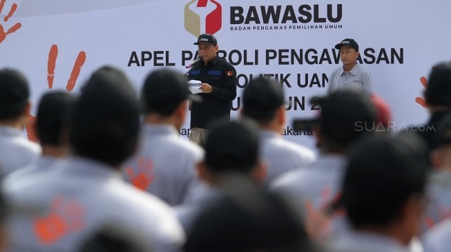 Badan Pengawas Pemilu (Bawaslu) menggelar apel patroli pengawasan di Lapangan Banteng, Jakarta, Jumat (12/4). [Suara.com/Arief Hermawan P]