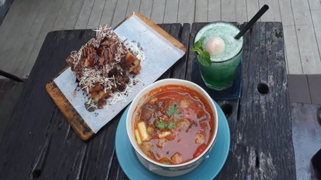 Menu sop buntut di Lot 9 Bintaro. (Suara.com/Dinda Rachmawati)