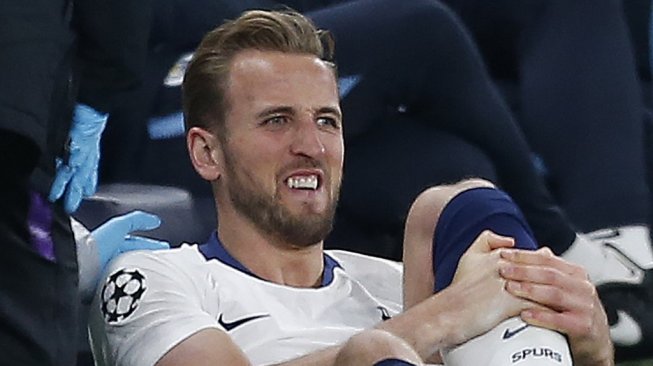 Penyerang andalan Tottenham Hotspur, Harry Kane mengalami cedera pada laga leg pertama perempatfinal Liga Champions 2018/2019 di Tottenham Hotspur Stadium, Rabu (10/4/2019) dini hari WIB. [Ian KINGTON / IKIMAGES / AFP]