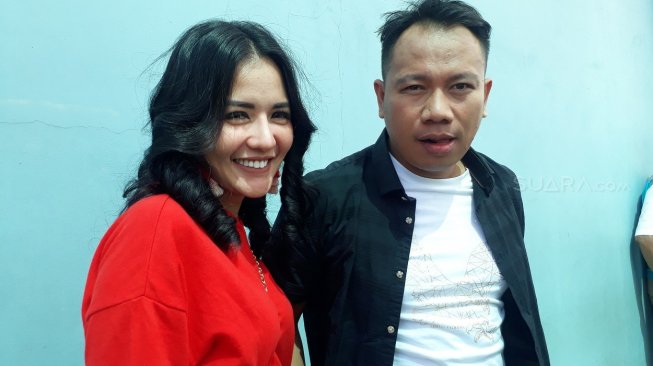 Vicky Prasetyo dan Anggia Chan [Sumarni/Suara.com]