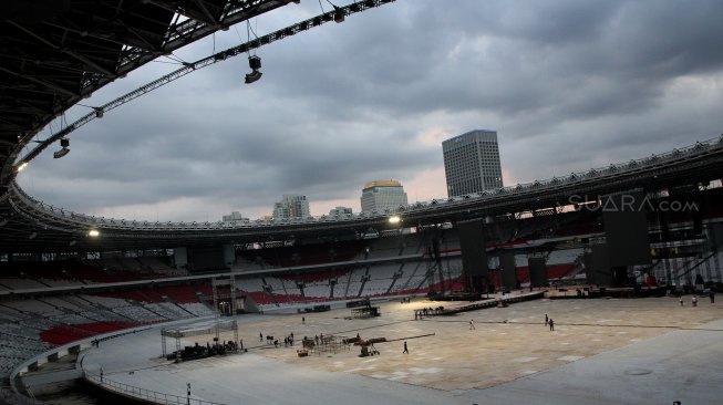 Pekerja menyelesaikan pembangunan panggung jelang kampanye akbar pasangan Capres Joko Widodo-Ma'ruf Amin di Gelora Bung Karno (GBK), Jakarta, Jumat (12/4). [Suara.com/Arief Hermawan P]