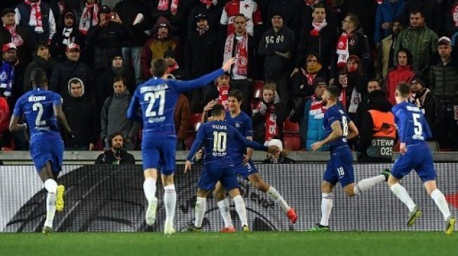 Bek Chelsea Marcos Alonso (tengah) merayakan golnya ke gawang Slavia Praha dalam laga leg pertama perempat final Liga Europa. JOE KLAMAR / AFP 