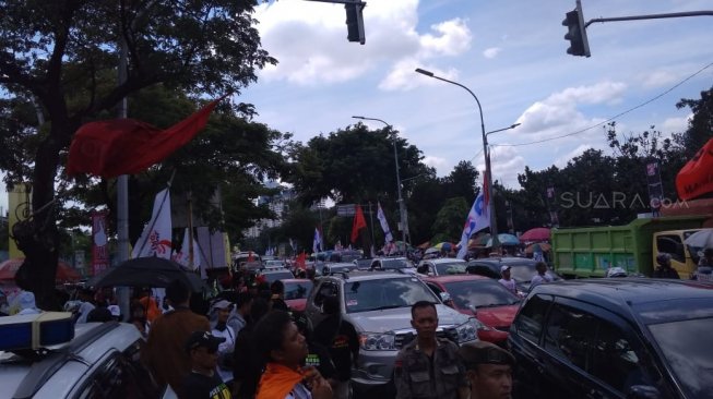 Jelang Kampanye, GBK Macet Parah, Pendukug Jokowi Berbaju Adat Jalan Kaki