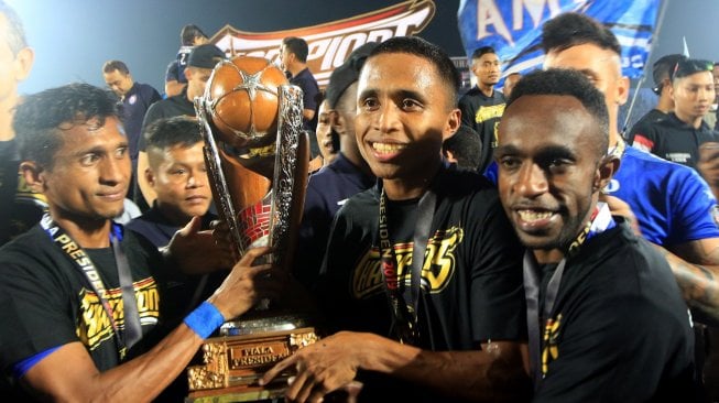 Pemain Arema FC mengangkat tangan merayakan gelar juara Piala Presiden 2019 di Stadion Kanjuruhan Malang, Jawa Timur, Jumat (12/4). [ANTARA FOTO/Budi Candra Setya]