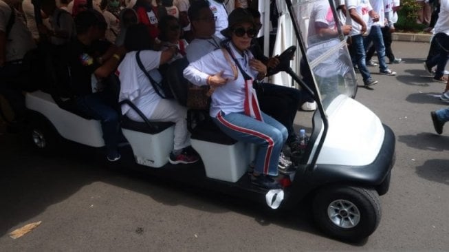 Golf Car Disediakan untuk Pendukung Jokowi Lansia Ikut Kampanye di GBK