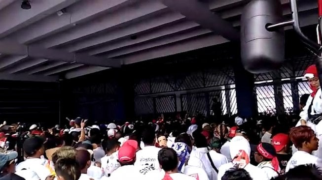 Pintu GBK Ditutup, Pendukung Jokowi - Maruf Amin Teriak Ingin Masuk