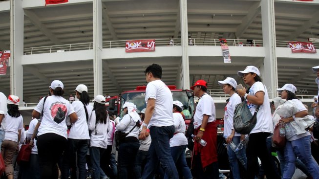 Pendukung pasangan Capres-Cawapres nomor urut 01 di Gelora Bung Karno (GBK) sesaat sebelum kampanye akbar bertajuk "Konser Putih Bersatu" di Jakarta, Sabtu (13/4). [Suara.com/Arief Hermawan P]