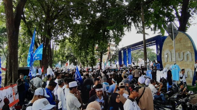 LIVE: Ribuan Pendukung Prabowo-Sandiaga Padati Alun-alun Tangerang