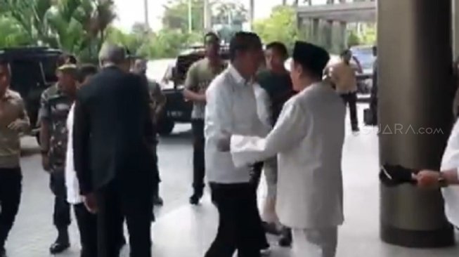 Sebelum ke GBK, Jokowi Temui Habib Lutfhi dan Mbah Moen di Hotel Fairmont