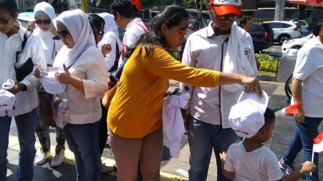 Aisyah Umar Kaya Mendadak Jual Topi Jokowi di GBK