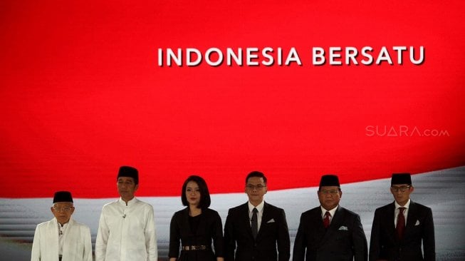 Pasangan Capres-Cawapres nomor urut 01, Joko Widodo-Ma'ruf Amin dan pasangan Capres-Cawapres nomor urut 02, Prabowo Subianto-Sandiaga Uno mengikuti debat Capres-Cawapres putaran ke-5 di Hotel Sultan, Jakarta, Sabtu (13/4). [Suara.com/Arief Hermawan P]