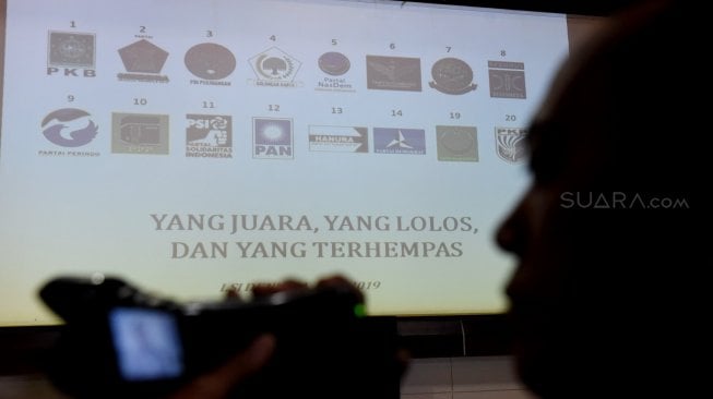 Rilis hasil survei terbaru LSI Denny JA, bertajuk 'Yang Juara, Yang Lolos dan Terhempas: Partai Politik 2019', Jakarta, Sabtu (13/4). [Suara.com/Oke Atmaja]