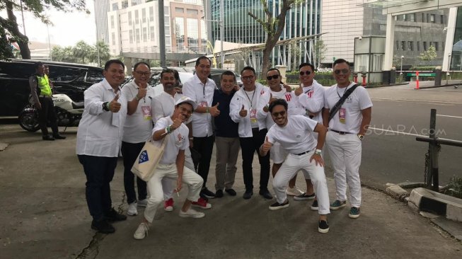 Dukung Prabowo, Miliuner Muda Erwin Aksa Foto Bareng Pendukung Jokowi