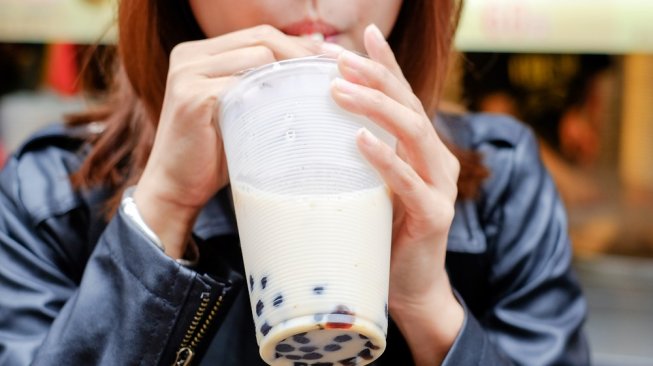 Minum bubble tea. (Shutterstock)