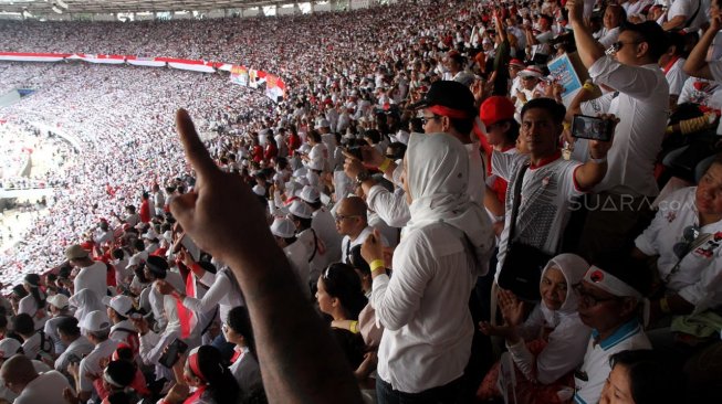 Pendukung pasangan Capres-Cawapres nomor urut 01 di Gelora Bung Karno (GBK) sesaat sebelum kampanye akbar bertajuk "Konser Putih Bersatu" di Jakarta, Sabtu (13/4). [Suara.com/Arief Hermawan P]