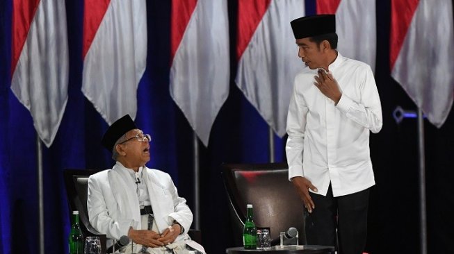 Pasangan capres-cawapres nomor urut 01 Joko Widodo (kedua kiri) dan Ma'ruf Amin (kiri) serta pasangan nomor urut 02 Prabowo Subianto (kedua kanan) dan Sandiaga Uno (kanan) bersiap mengikuti debat kelima Pilpres 2019 di Hotel Sultan, Jakarta, Sabtu (13/4/2019). Debat kelima tersebut mengangkat tema Ekonomi dan Kesejahteraan Sosial, Keuangan dan Investasi serta Perdagangan dan Industri. [Antara Foto/Wahyu Putro A/hp]