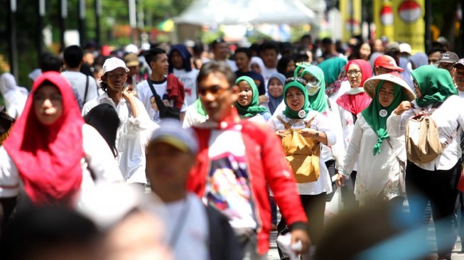 Pendukung pasangan Capres-Cawapres nomor urut 01 di Gelora Bung Karno (GBK) sesaat sebelum kampanye akbar bertajuk "Konser Putih Bersatu" di Jakarta, Sabtu (13/4). [Suara.com/Arief Hermawan P]