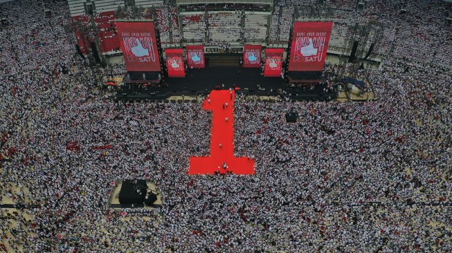 Relawan dan simpatisan pasangan Capres dan Cawapres nomor urut 01 Joko Widodo - KH Ma'ruf Amin menghadiri Konser Putih Bersatu di Stadion Utama Gelora Bung Karno (GBK), Jakarta, Sabtu (13/4/2019). [ANTARA FOTO/Muhammad Adimaja]